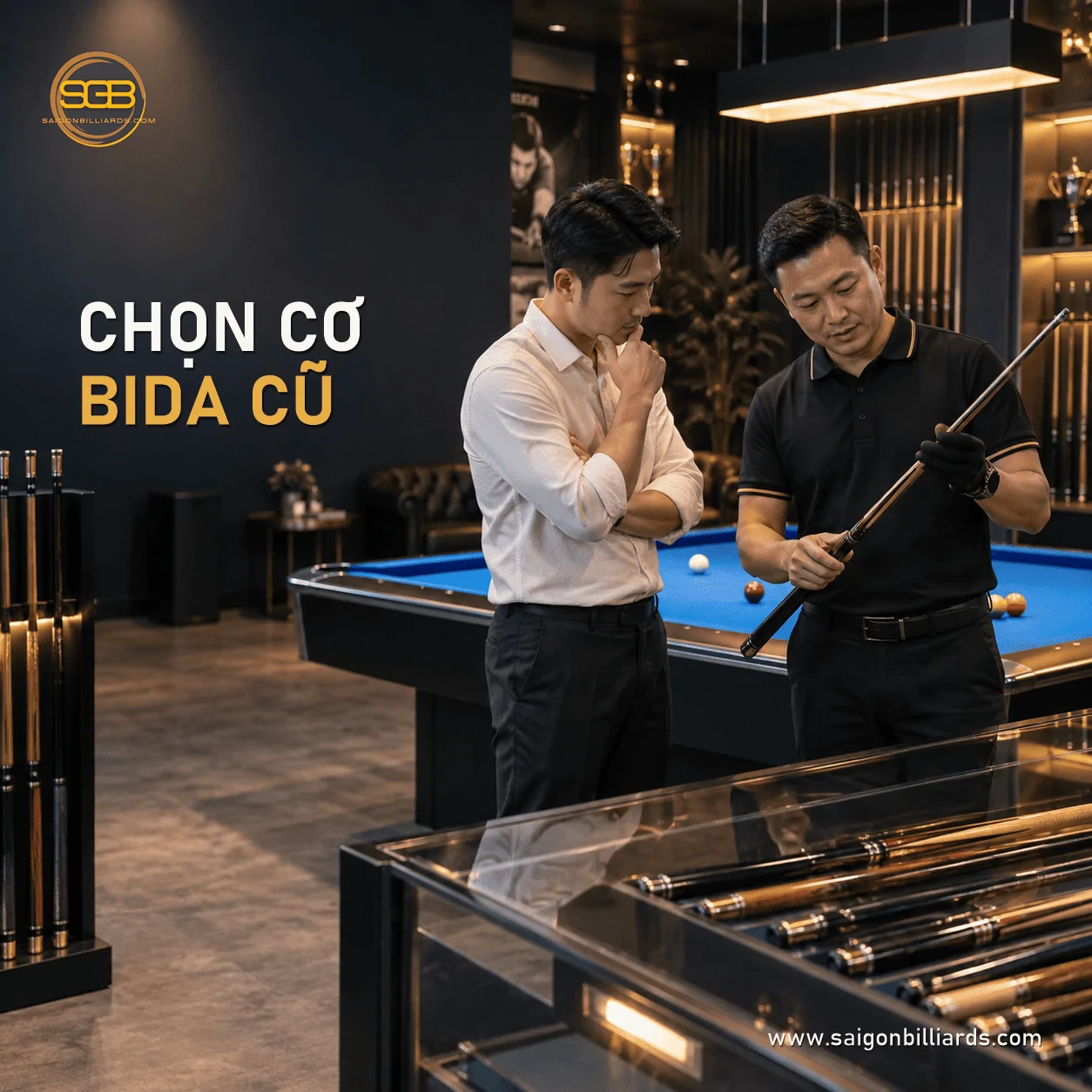 người mua kiểm tra c&acirc;y cơ bida cũ tại khu trưng b&agrave;y
