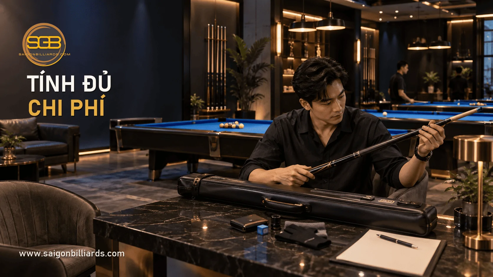 người mua xem c&acirc;y cơ bida cũ c&ugrave;ng bao đựng v&agrave; phụ kiện trước khi quyết định