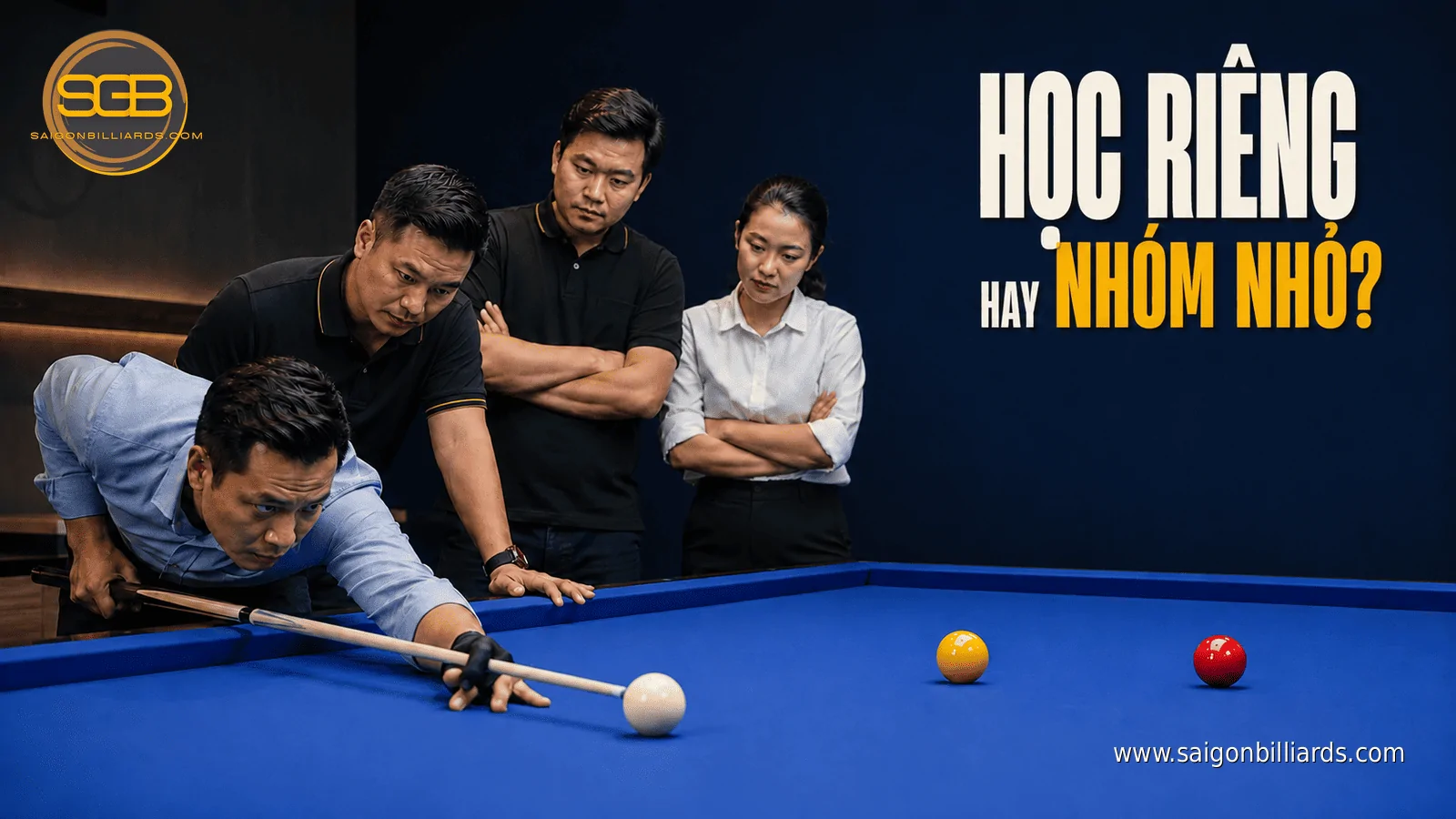 học ph&iacute; kh&oacute;a học bida libre , huấn luyện vi&ecirc;n hướng dẫn một học vi&ecirc;n trong khi hai học vi&ecirc;n kh&aacute;c quan s&aacute;t
