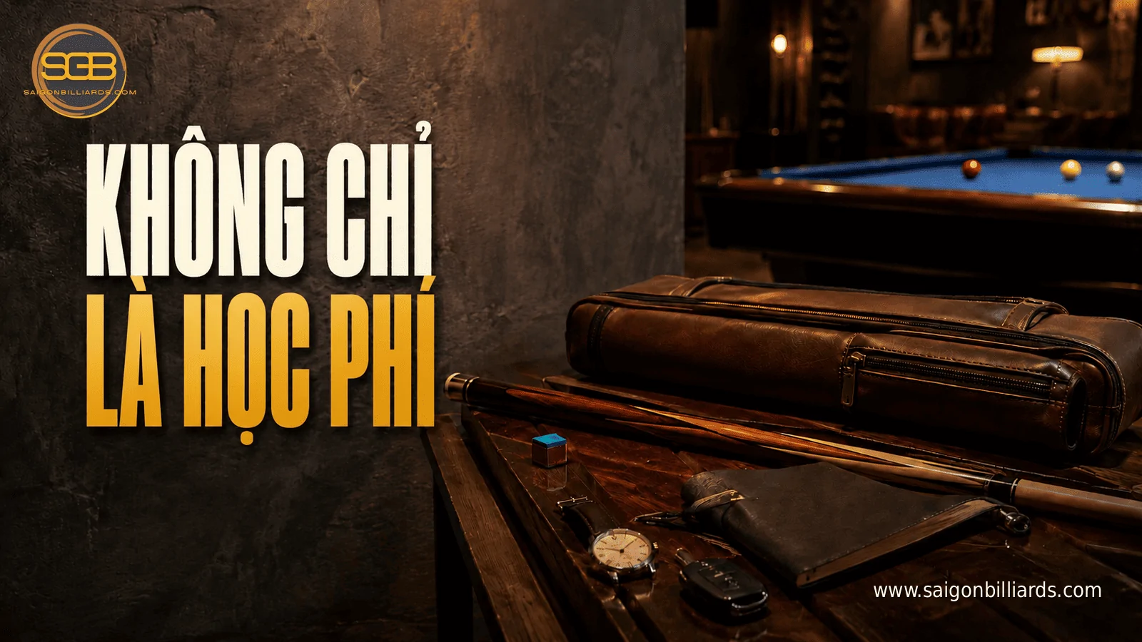 bao cơ v&agrave; dụng cụ c&aacute; nh&acirc;n cạnh sổ lịch luyện tập