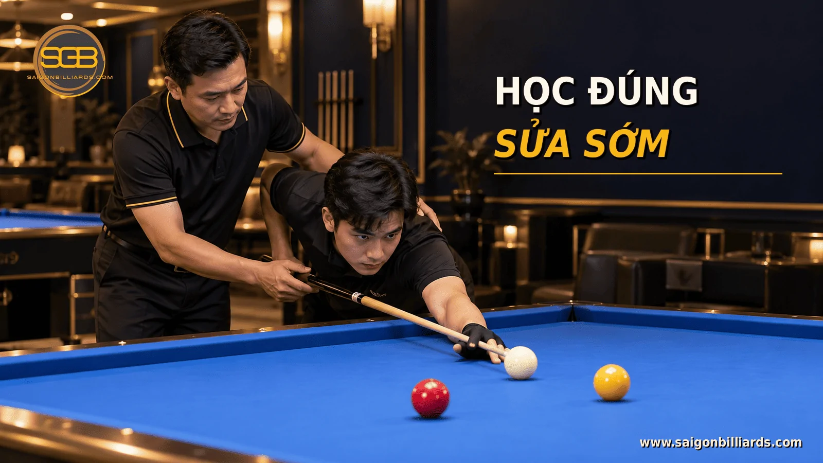 huấn luyện vi&ecirc;n bida libre chỉnh tư thế v&agrave; cầu tay cho học vi&ecirc;n