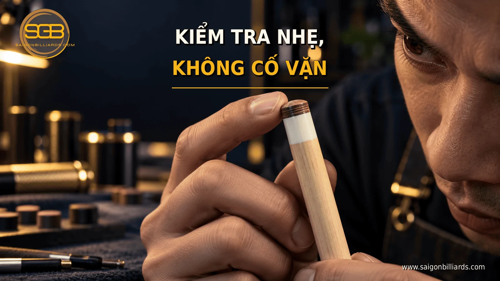kiểm tra ph&iacute;p cơ bida bị lỏng bằng mắt v&agrave; lực tay rất nhẹ