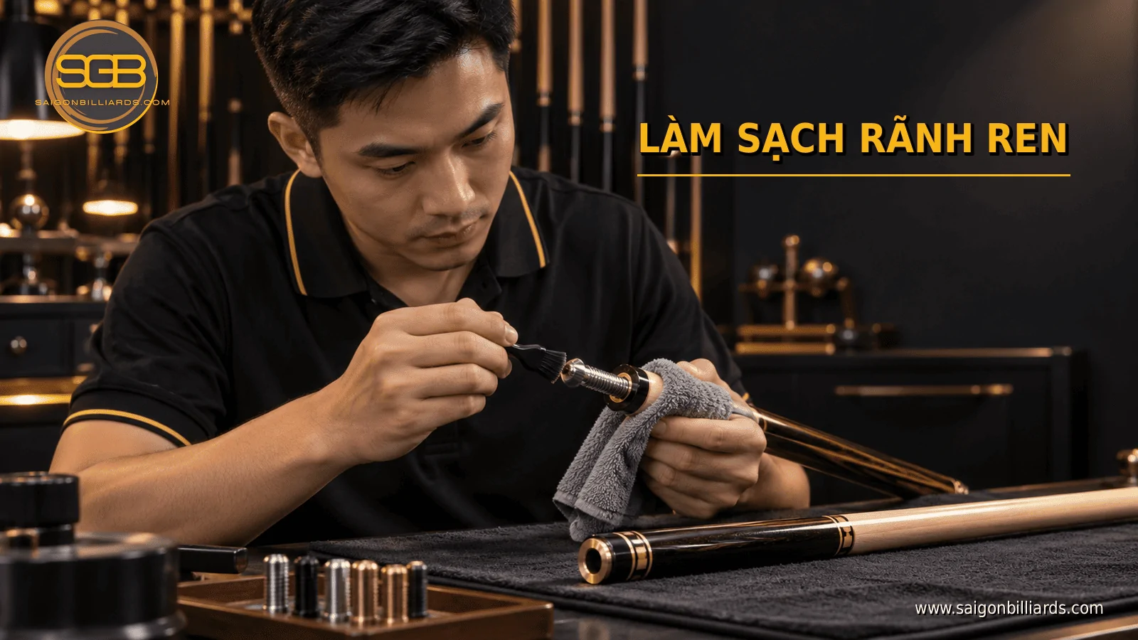 vệ sinh ren cơ bida bị kẹt bằng cọ mềm v&agrave; khăn kh&ocirc;