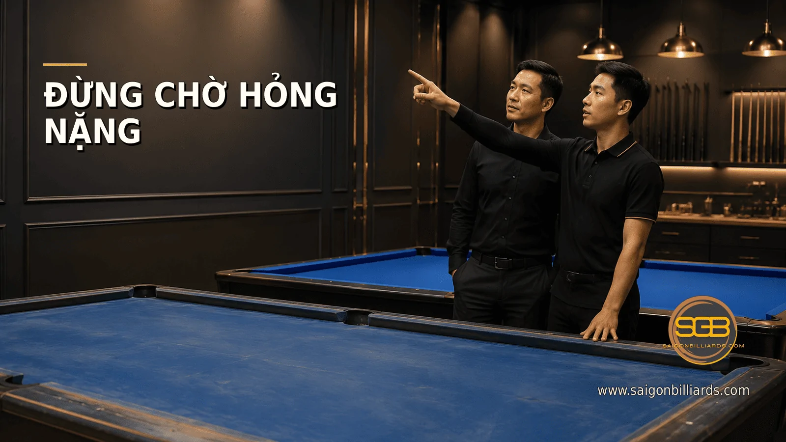 chủ c&acirc;u lạc bộ kiểm tra b&agrave;n trước khi vải hỏng nặng