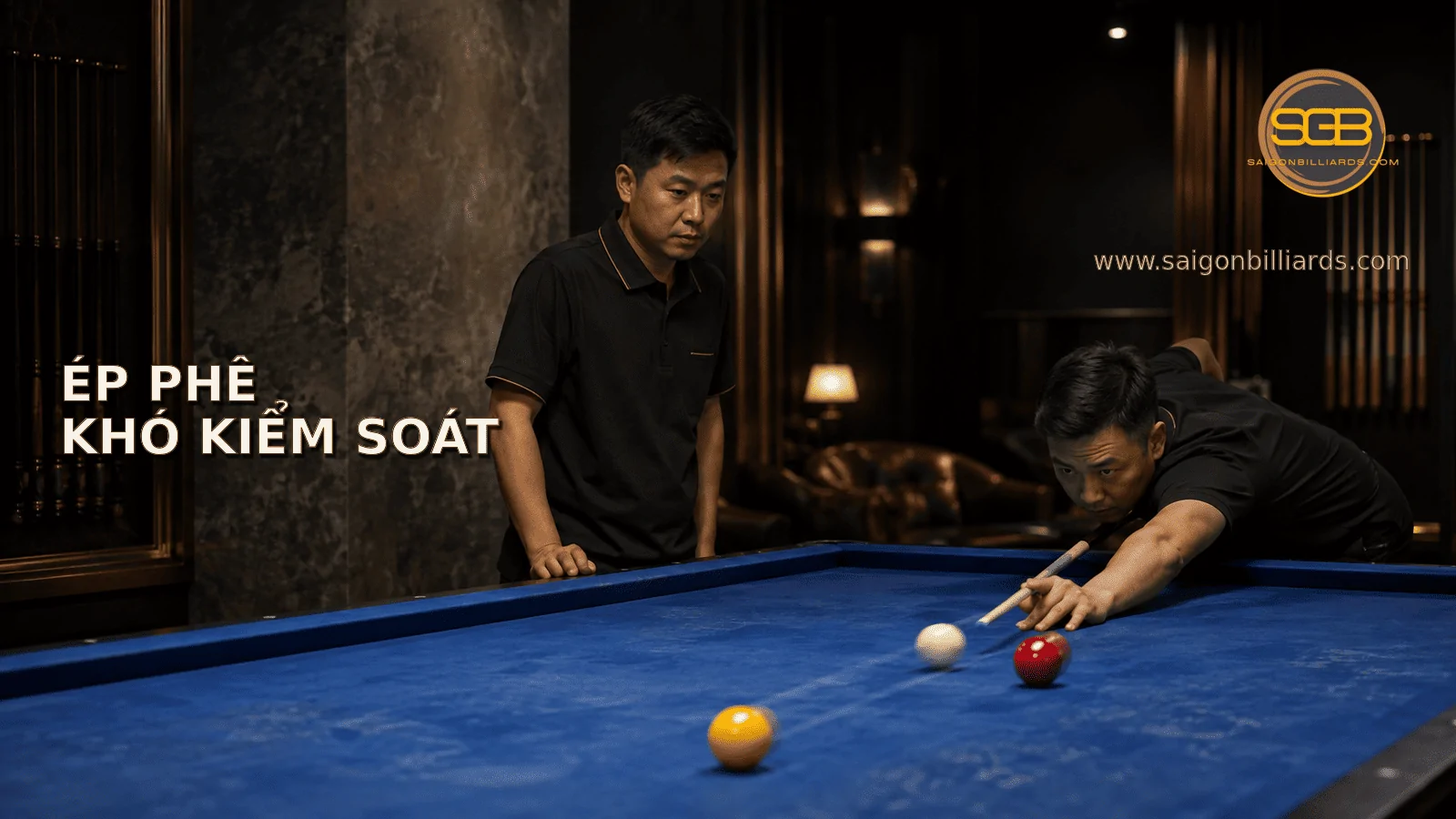 người chơi thử c&uacute; &eacute;p ph&ecirc; tr&ecirc;n mặt vải đ&atilde; cũ