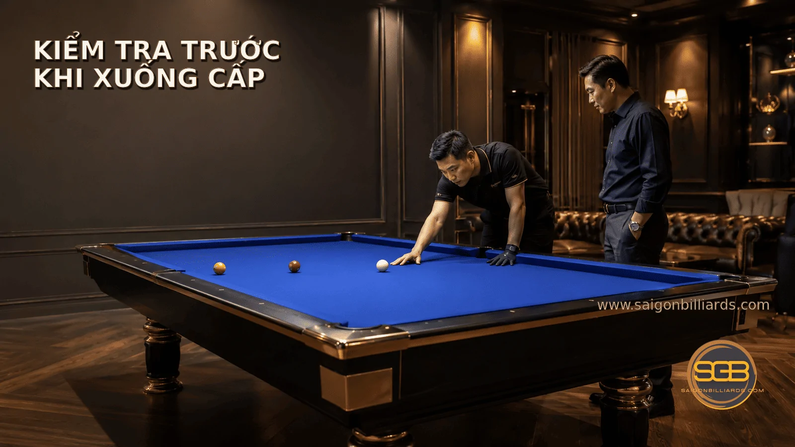 chủ c&acirc;u lạc bộ kiểm tra mặt vải c&ugrave;ng kỹ thuật vi&ecirc;n