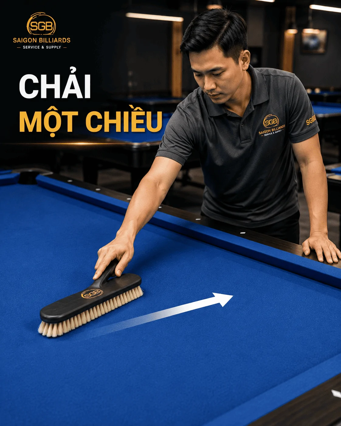 Vệ sinh vải b&agrave;n bida bằng chổi chuy&ecirc;n dụng