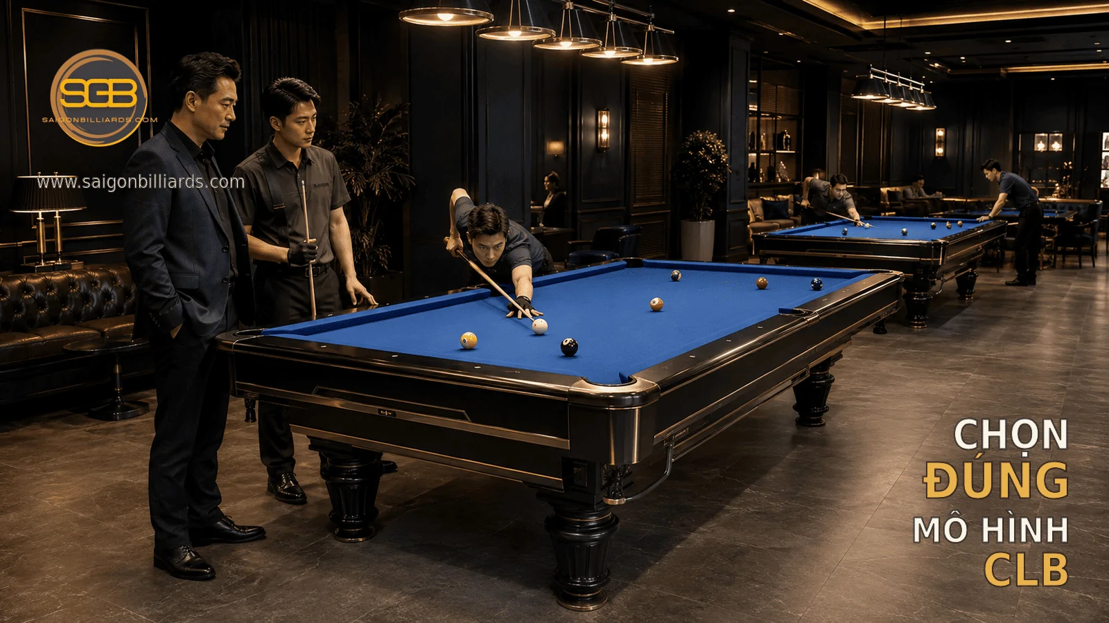 chủ c&acirc;u lạc bộ trao đổi với kỹ thuật vi&ecirc;n về lựa chọn vải b&agrave;n pool