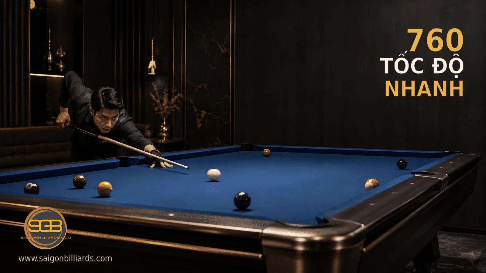 cơ thủ thực hiện c&uacute; đ&aacute;nh d&agrave;i tr&ecirc;n b&agrave;n pool phủ vải cao cấp