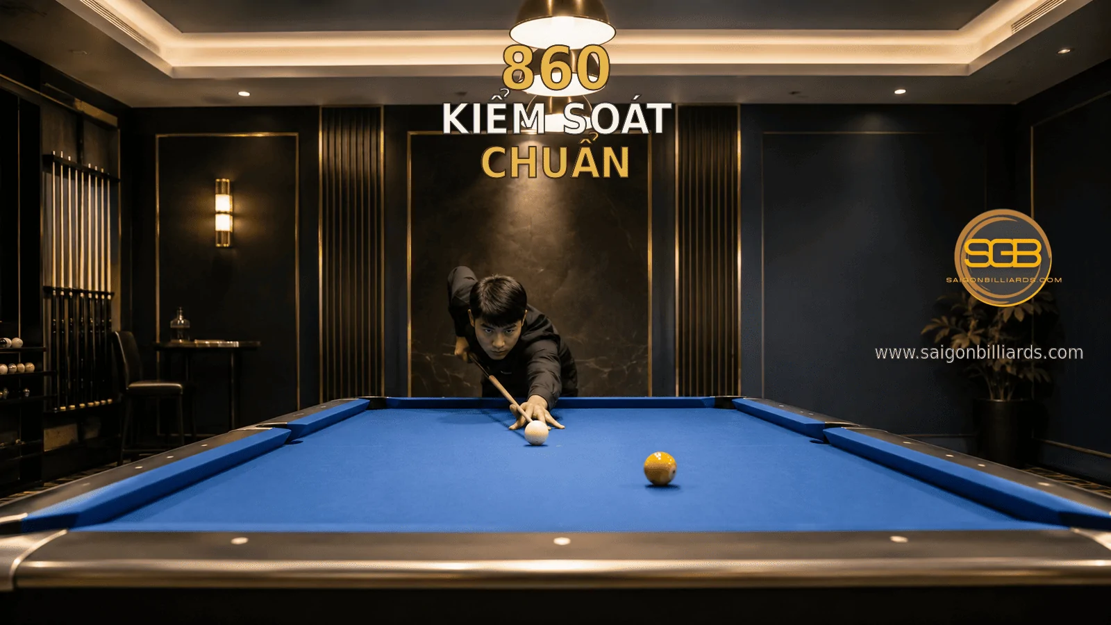 cơ thủ căn chỉnh c&uacute; đ&aacute;nh vị tr&iacute; tr&ecirc;n b&agrave;n pool thi đấu cao cấp